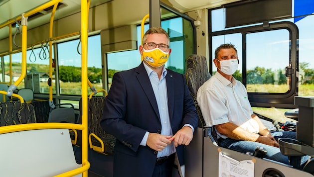 Gut geschützt: Landesrat Schleritzko mit einem Buschauffeur (Bild: VOR/Bollwein)