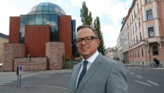 Elie Rosen vor der Synagoge in Graz (Bild: Juergen Radspieler)