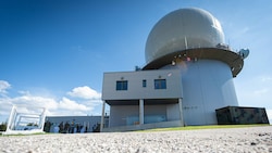 Ein Teil der sogenannten Goldhaube zur Luftraumüberwachung Österreichs steht am Kolomannsberg an der Grenze zwischen Oberösterreich und Salzburg. (Bild: Bundesheer/Carina Karlovits)