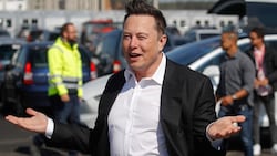 Tesla-Chef Elon Musk auf der Baustelle seiner „Gigafactory“ vor den Toren Berlins (Bild: APA/AFP/Odd ANDERSEN)