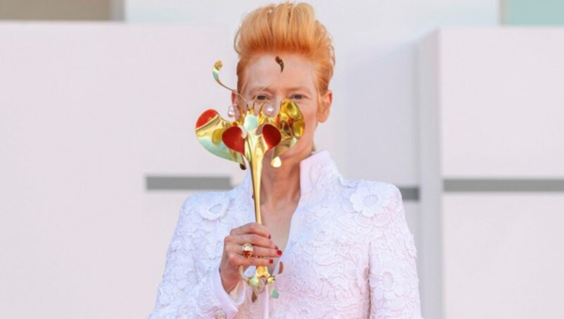 Tilda Swinton mit ihrer goldenen Schmetterlingsmaske (Bild: AP)