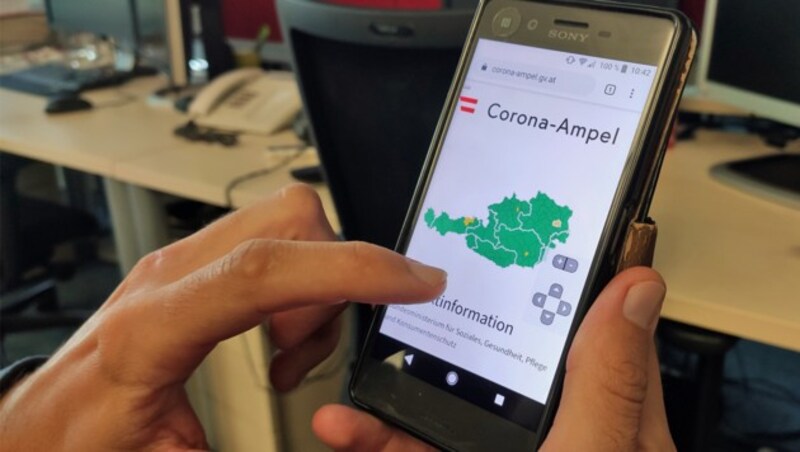 Am Smartphone ist die Ampel-Landkarte beim Aufruf der Seite zunächst recht klein. Über die Bedienelemente unten rechts oder Touch-Gesten zum Vergrößern kann man einzelne Bundesländer vergrößern. (Bild: Dominik Erlinger)