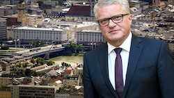 Bürgermeister Klaus Luger ist nach seinem Geständnis politisch angeschlagen.  (Bild: APA/FOTOKERSCHI.AT/WERNER KERSCHBAUMMAYR, APA/BARBARA GINDL, Krone KREATIV)