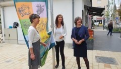 Gemeinsames hissen der Marktflagge: Bezirksvorsteherin Silvia Nossek (Grüne), Stadträtin Ulli Sima (SPÖ) und Vizebürgermeisterin Birgit Hebein (Grüne), v.l.n.r (Bild: F. Schneeberger)