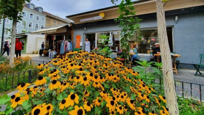 Zahlreiche Betriebe rund um den Platz bieten u.a. kulinarischen Köstlichkeiten, regionale Produkte, Blumen und Kaffee ... (Bild: F. Schneeberger)