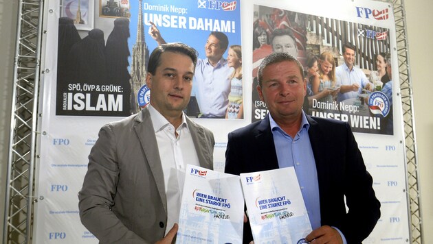 Der Wiener FPÖ-Spitzenkandidat Dominik Nepp und FPÖ-Klubobmann Toni Mahdalik präsentierten am Freitag die Plakatkampagne für die Wien-Wahl am 11. Oktober. (Bild: APA/HERBERT PFARRHOFER)