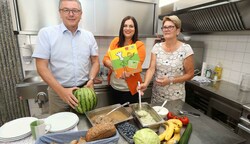 Landeshauptmann-Stellvertreterin Eisenkopf (Mitte) besuchte den Kindergarten in Breitenbrunn, in dem bereits mit Bio-Produkten gekocht wird. (Bild: Judt Reinhard)