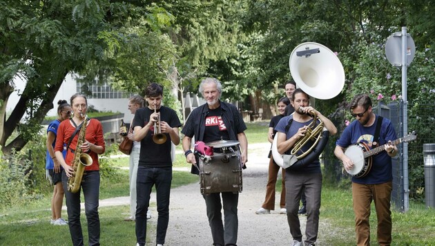 Die Jazzit Marching Brass Band musizierte durch das Stadtwerk. (Bild: Tschepp Markus)