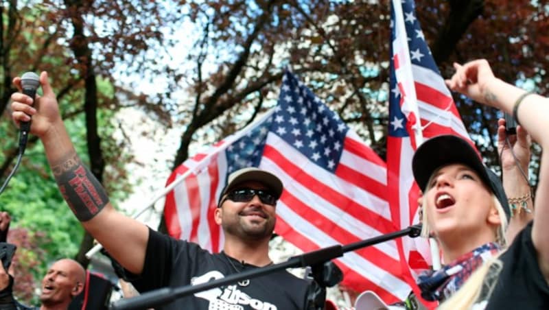 Patriot-Prayer-Gründer Joey Gibson (links) (Bild: AP)