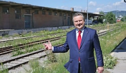 Bürgermeister Michael Ludwig in der Ödnis des Nordwestbahnhof-Areals, das völlig umgebaut wird. (Bild: Tomschi Peter)