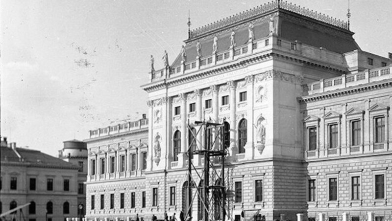 Das Hauptgebäude kurz vor Fertigstellung. (Bild: Uni Graz/Archiv)