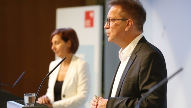 Anschober mit Tirols Sozial-Landesrätin und Parteikollegin Gabriele Fischer. Der für Pflege zuständige Landesrat Bernhard Tilg (ÖVP) fehlte bei der Pressekonferenz in Innsbruck. (Bild: Birbaumer Christof)