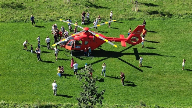 Ein Rettunsghelikopter setzte mitten im Helmut-Zilk-Park auf und lockte zahlreiche Schaulustige an. (Bild: "Krone"-Leserreporter)