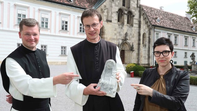 Pater Johannes (li.) und Pater Moses segneten die Statue für die Finderin im Stift. (Bild: Judt Reinhard)