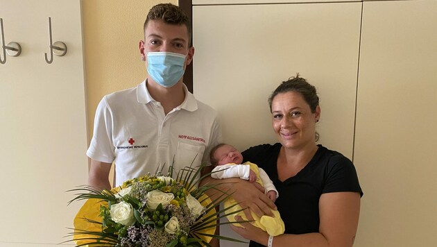 Notfallsanitäter Lukas Broll gratuliert, stellvertretend für das Notarzt- und Rettungsteam, der stolzen Mama. (Bild: Rotes Kreuz Innsbruck)