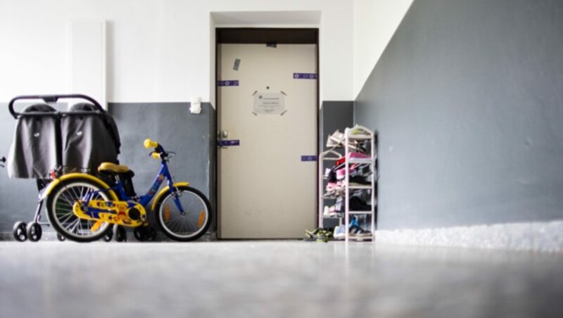 Vor der Wohnungstür stehen noch die Schuhe und das Fahrrad der Kinder. (Bild: APA/dpa/Marcel Kusch)