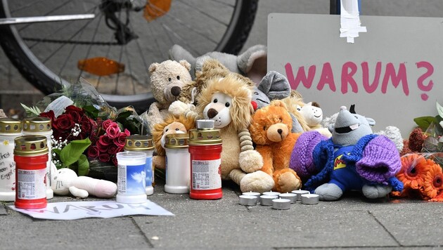Vor dem Wohnhaus in Solingen platzierten Passanten nach dem Mord Stofftiere und Kerzen. (Bild: AP)