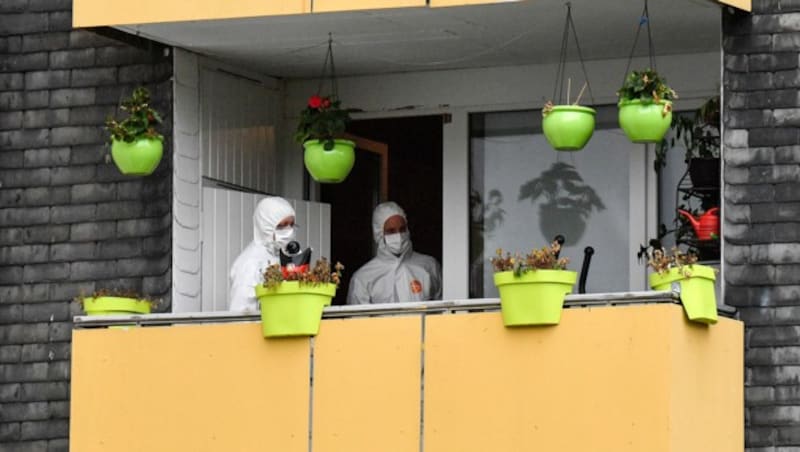 Ermittler der Spurensicherung auf dem Balkon der Wohnung (Bild: AP)