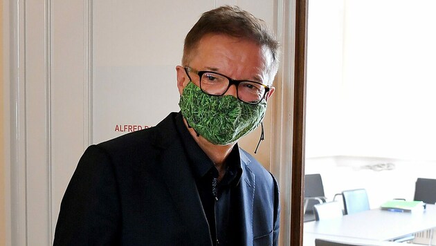 Gesundheitsminister Rudolf Anschober sagt: Masken auch gerne freiwillig tragen. (Bild: APA/Roland Schlager)