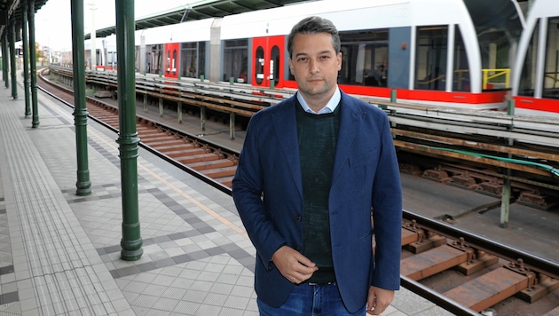 FPÖ-Wien-Chef Dominik Nepp gefällt an der U6-Linie nur eine Sache: Es gab einen klimatisierten Zug. (Bild: Martin Jöchl)