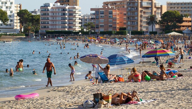 Touristen am Palmanova Strand auf Mallorca. Ab 21 Uhr ist hier nun „Badeschluss“. (Bild: AFP)