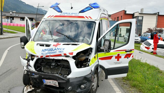 Der Rettungswagen war auf der Fahrt zu einem Einsatz, als der Unfall in Weer passierte. (Bild: zoom.tirol)