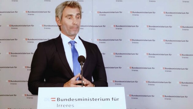 Gernot Kulis verwandelte sich für seine Web-Persiflage von Minister Karl Nehammer zu Karl Schmähhammer. (Bild: youtube.com/GernotKulis)