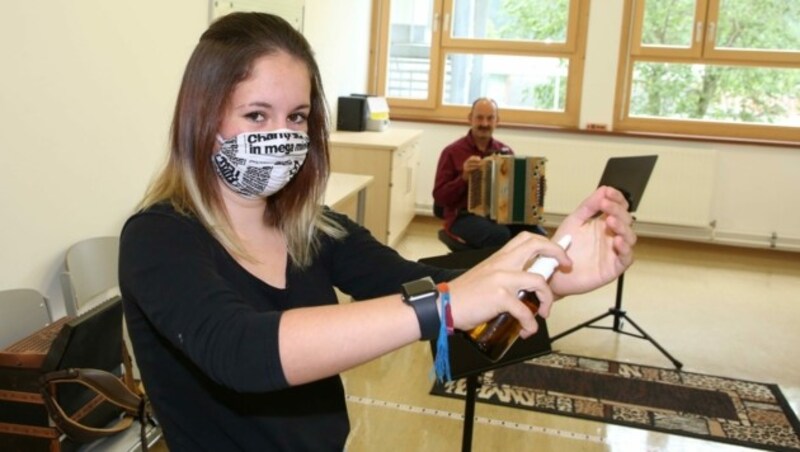 Singen und musizieren nur mit Maske - was in Wien bereits mit Beginn des Schuljahres angeordnet war, kommt jetzt österreichweit. (Bild: Hronek Eveline)