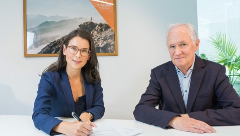 Theresa Haid (GF Vitalpin) und Hannes Parth (Obmann Vitalpin) fordern die Regierungen der Alpenländer zum Handeln auf. (Bild: Vitalpin/Jochum)