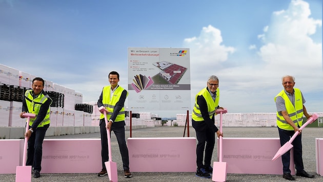 Spatenstich: Horst Ache (Unger Stahlbau), Heimo Pascher (Austrotherm), Haberfellner und Vizebürgermeister Johann Moser. (Bild: PEPO SCHUSTER, austrofocus.at)