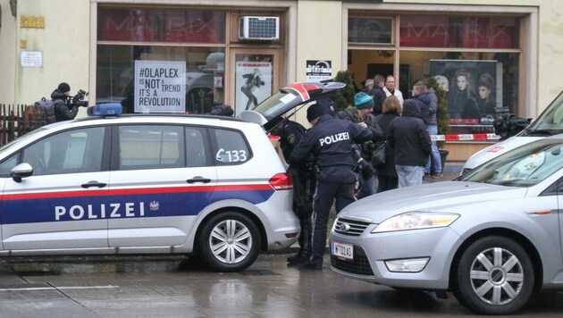 Polizei vor dem Salon, in dem S. getötet wurde (Bild: ANDI SCHIEL)