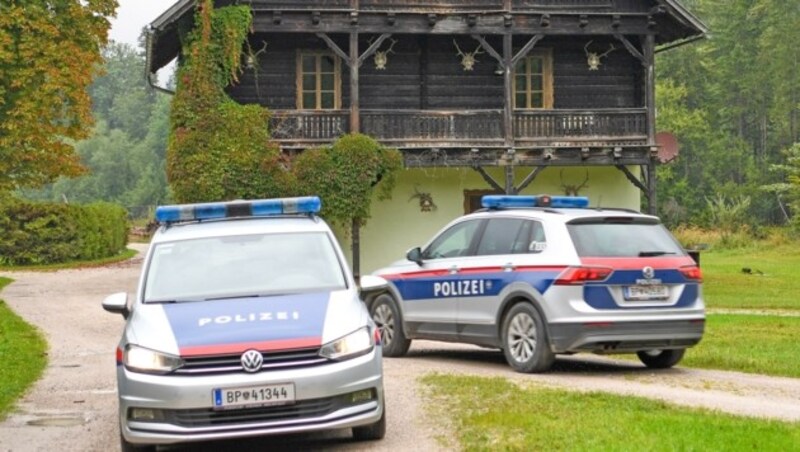 Welfenprinz Ernst August (kl. Bild oben) wurde am Montag in seiner Jagdhütte im schönen Almtal festgenommen. (Bild: Klemens Fellner)