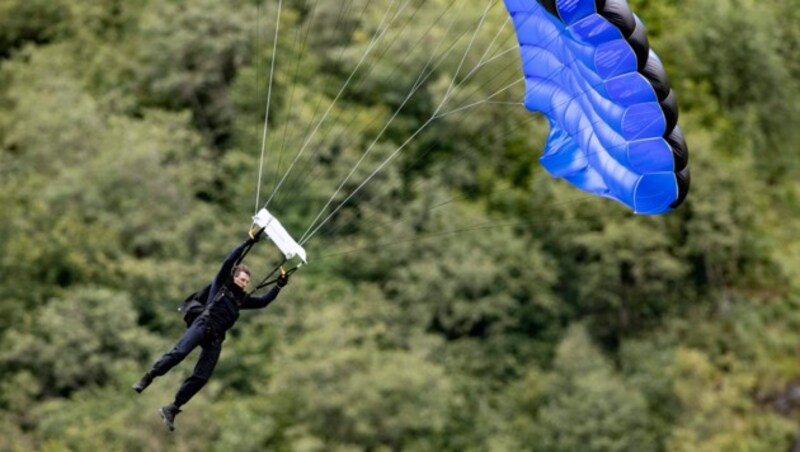 Es gibt nichts, was Tom Cruise nicht kann - selbst mit dem Fallschirm macht der Action-Star eine gute Figur. (Bild: Geir Olsen / NTB scanpix / picturedesk.com)