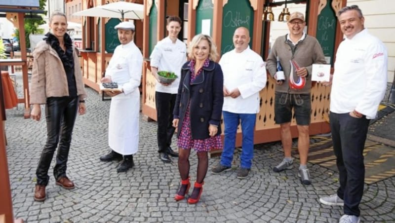 Blanik und TVB -Geschäftsführerin Barbara Nußbaumer vor den Hütten der Spitzenköche. (Bild: Stadt Lienz/Lenzer)