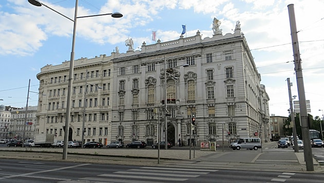 Die AUVA-Mitarbeiter sollen vorübergehend ins „Haus der Kaufmannschaft“ am Wiener Schwarzenbergplatz ziehen. (Bild: Wikimedia Commons)
