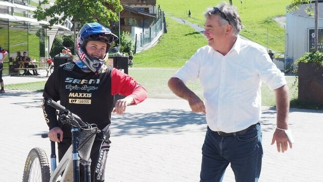 Werner Kogler beim Corona-Check mit Salzburgs Bike-Ass Valentina Höll (Bild: Büro Vizekanzler)