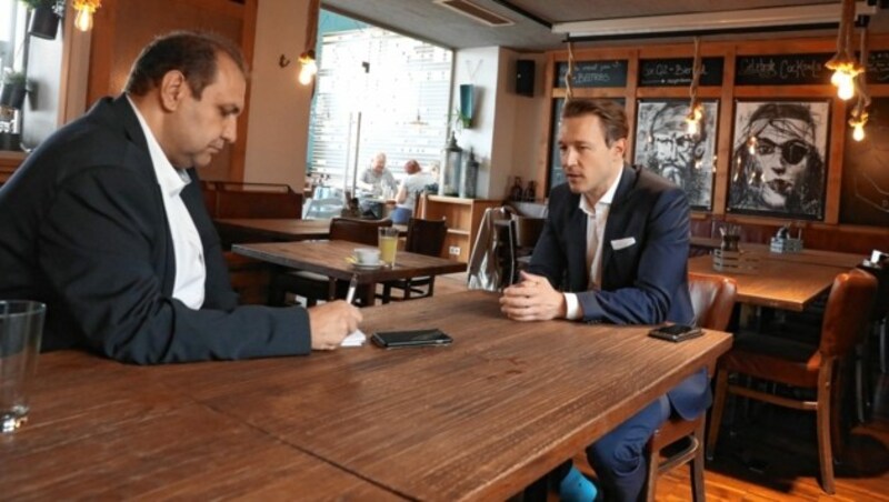 „Krone“-Wien-Redakteur Philipp Wagner im Gespräch mit Minister Gernot Blümel: „Von innen heraus etwas verändern.“ (Bild: Jöchl Martin)