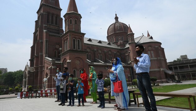 Gläubige versammeln sich vor einer christlichen Kirche in der pakistanischen Millionen-Metropole Lahore. (Bild: AFP)