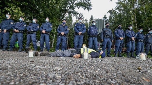 An eine Totenwache erinnerte die Aktion vor Polizisten am Rengerberg. (Bild: Tschepp Markus)