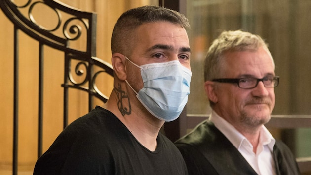 Bushido mit Mund-Nasen-Schutz vor Gericht in Berlin (Bild: AFP)