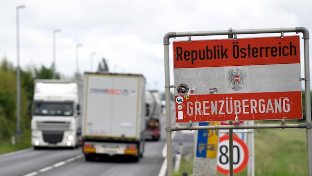 Tschechien stuft Österreich als „dunkelrot“ ein - das bedeutet eine Testpflicht nach Einreise für Nicht-Geimpfte und Nicht-Genesene. (Bild: APA/ROLAND SCHLAGER)