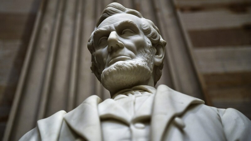 Abraham Lincoln (1809-1865) ended slavery in the USA and apparently serves as a role model for Trump. (Bild: Photo by Brendan Smialowski/AFP)