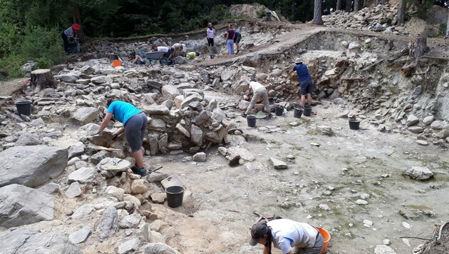 An den Grabungen auf der „Hohen Birga“ helfen auch 20 Studierende mit, um Praxiserfahrung zu sammeln. Der Hügel soll später zum archäologischen Park mit Audioguide werden. (Bild: F. M. Müller)