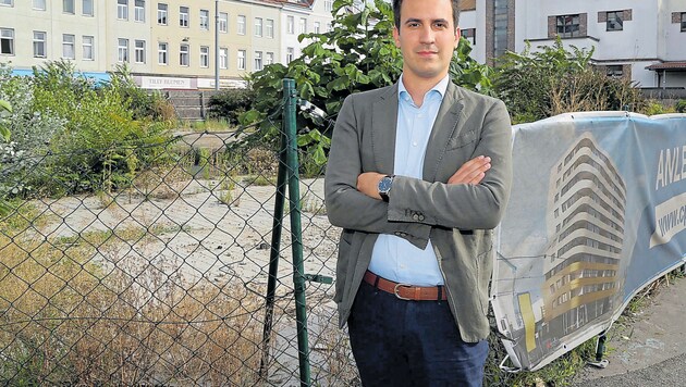 Christoph Wiederkehr (Neos) vor dem verwaisten Areal des Genochplatzes, den er gerne wiederbeleben möchte. (Bild: Klemens Groh)