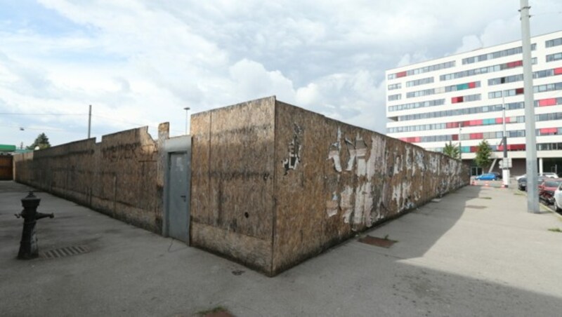 Schön ist er nicht: Genochplatz im 22. Bezirk (Bild: Klemens Groh)