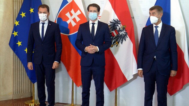 V. li.: Der Ministerpräsident der Slowakei, Igor Matovic, Bundeskanzler Sebastian Kurz (ÖVP) und der tschechische Ministerpräsident Andrej Babis (Bild: APA/HERBERT PFARRHOFER)