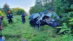 Der Unfall ereignete sich auf einem unbeschrankten Bahnübergang. (Bild: Einsatzdoku.at)