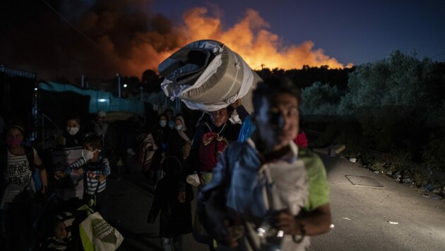 Erneut sind im griechischen Flüchtlingscamp Moria Feuer ausgebrochen. (Bild: AP/Petros Giannakouris)