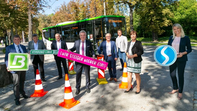 Gemeinsam mit den Bürgermeisterinnen und Bürgermeistern der Umlandgemeinden präsentierte LH-Stellvertreter Anton Lang das neue Buskonzept. (Bild: Fotoatelier Robert Frankl)