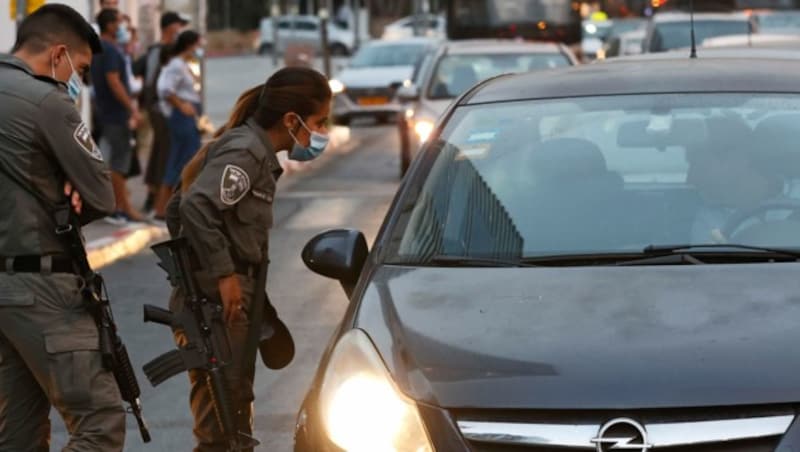 In ganz Israel gibt es Checkpoints, um die wieder in Kraft gesetzten Ausgangssperren zu kontrollieren. (Bild: AFP )